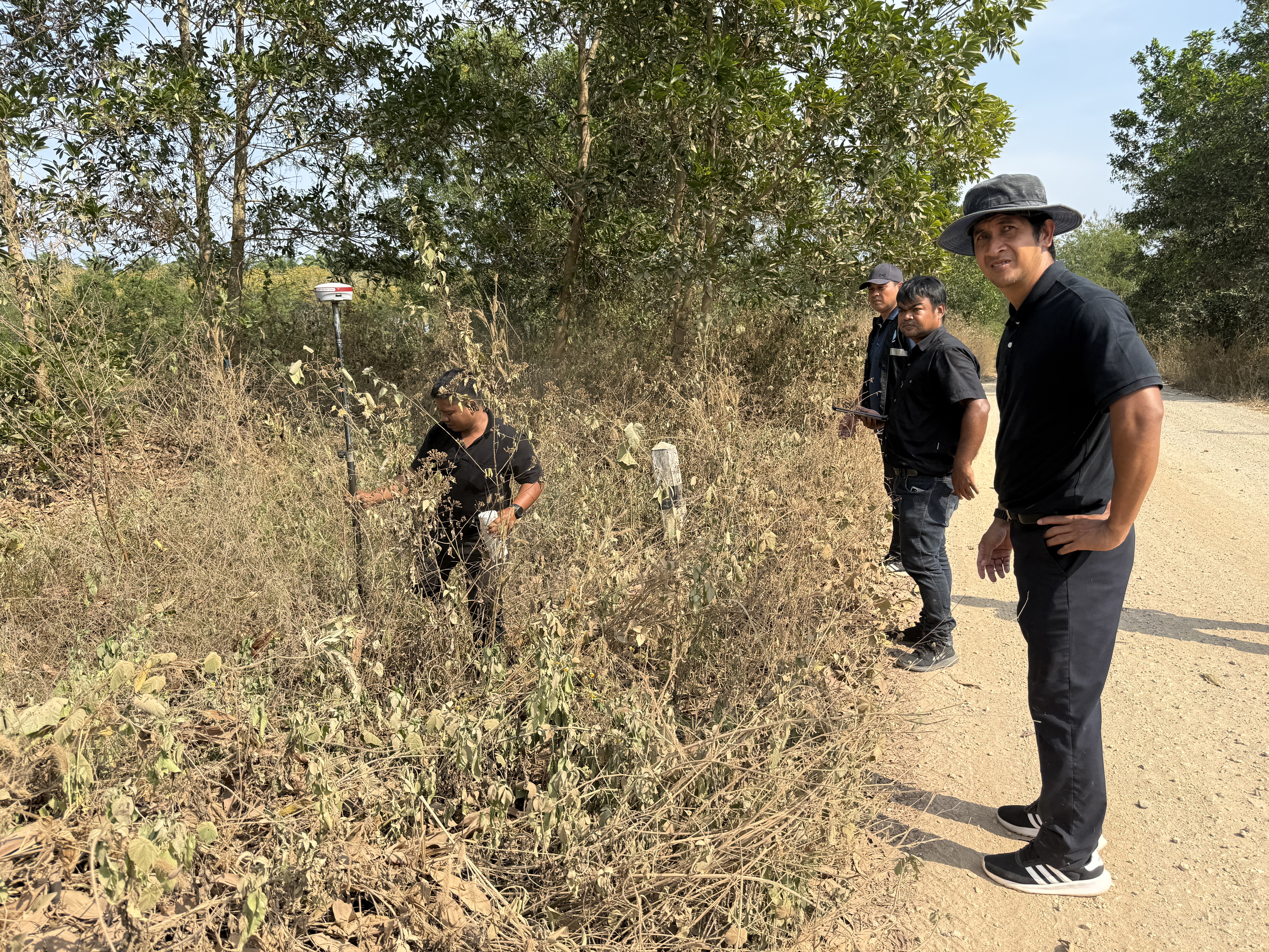 title - วันจันทร์ที่ 19 มกราคม 2569 นายนิกร ไพริน ปฏิรูปที่ดินจังหวัดชุมพร มอบหมายให้ นายพิษณุ บุญแนบ ผู้อำนวยการกลุ่มงานช่างและแผนที่ พร้อมด้วย เจ้าหน้าที่ ส.ป.ก.ชุมพร ลงพื้นดำเนินการรังวัดที่ดิน 